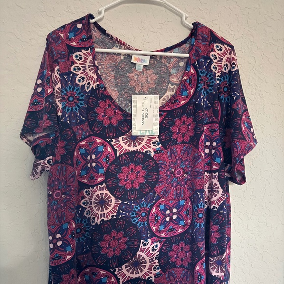 LulaRoe Classic T - Picture 1 of 2